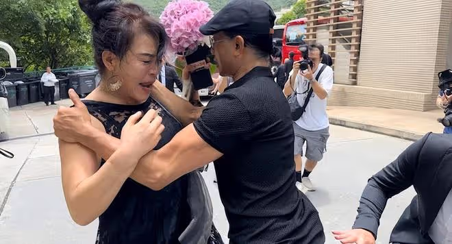 李玟老公在火葬場險遭圍毆,女歌迷情緒激動拍打車窗怒斥他是兇手