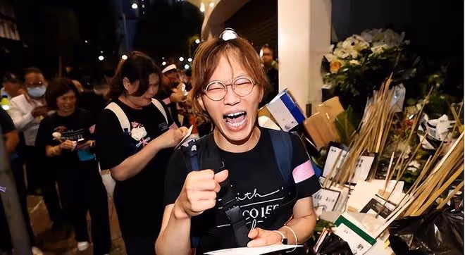 李玟老公在火葬場險遭圍毆,女歌迷情緒激動拍打車窗怒斥他是兇手