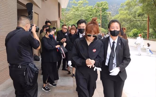 李玟老公在火葬場險遭圍毆,女歌迷情緒激動拍打車窗怒斥他是兇手