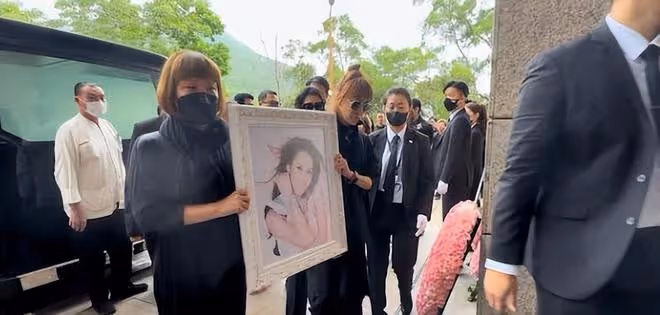 李玟老公在火葬場險遭圍毆，女歌迷情緒激動拍打車窗怒斥他是兇手