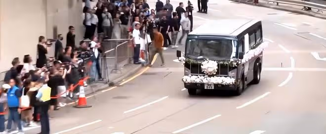 李玟老公在火葬場險遭圍毆，女歌迷情緒激動拍打車窗怒斥他是兇手