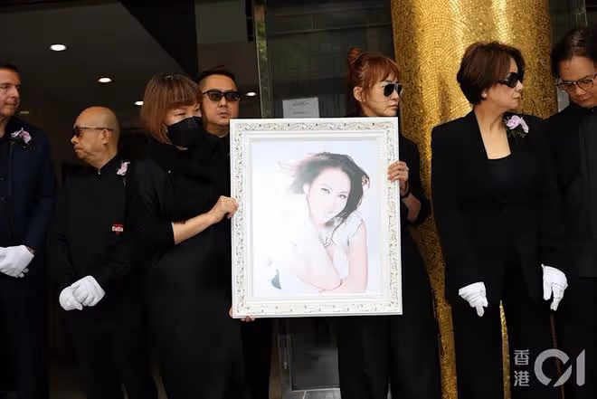 李玟老公在火葬場險遭圍毆，女歌迷情緒激動拍打車窗怒斥他是兇手