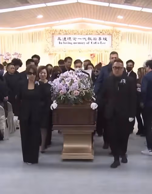 李玟遺體運往火葬場,二姐手捧遺照不願離去,眾親友含淚送別
