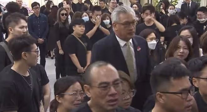 李玟遺體運往火葬場,二姐手捧遺照不願離去,眾親友含淚送別