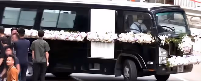 李玟遺體運往火葬場，二姐手捧遺照不願離去，眾親友含淚送別