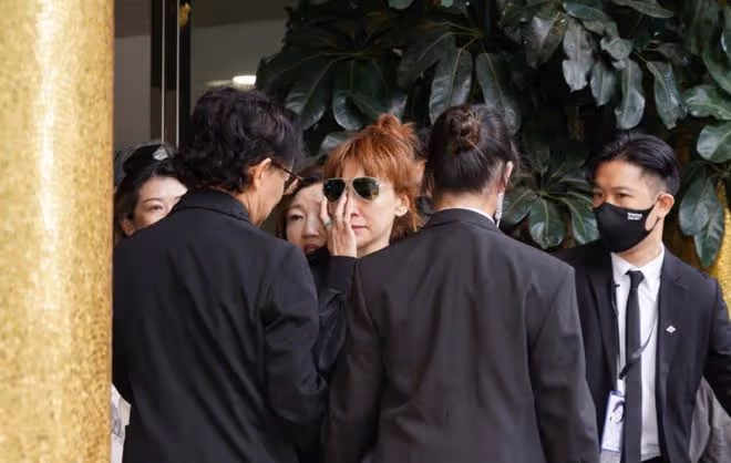 李玟火化現場，老公Bruce行為惹怒所有人，網友：李玟死不瞑目