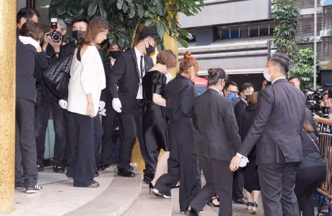 李玟火化現場，老公Bruce行為惹怒所有人，網友：李玟死不瞑目
