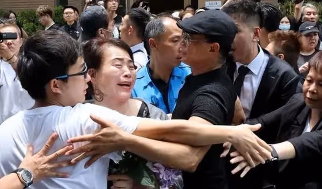 李玟火化現場，老公Bruce行為惹怒所有人，網友：李玟死不瞑目
