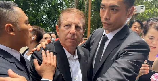 李玟火化現場，老公Bruce行為惹怒所有人，網友：李玟死不瞑目