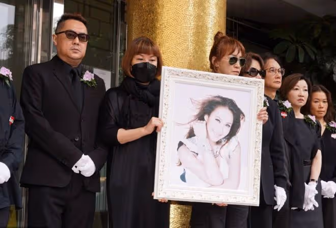 李玟火化現場，老公Bruce行為惹怒所有人，網友：李玟死不瞑目