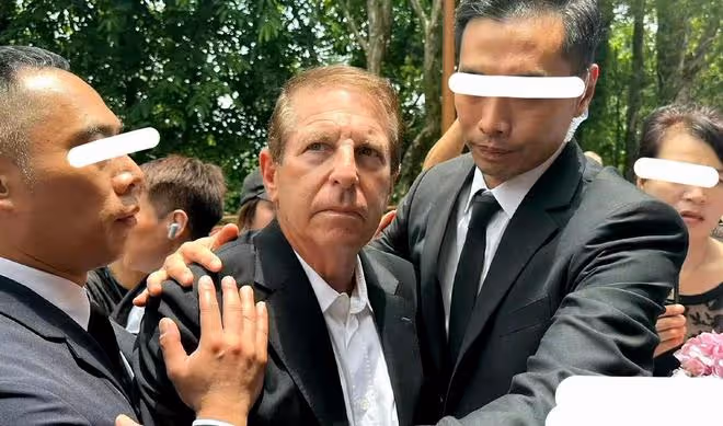 李玟老公神情哀傷，現身李玟出殯現場被圍堵，他說我愛李玟一輩子