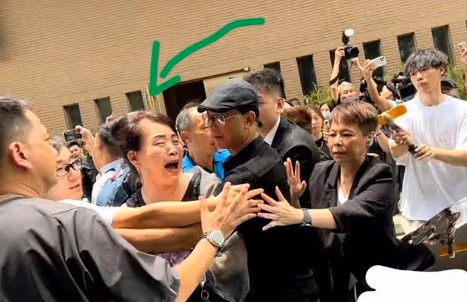 李玟老公神情哀傷，現身李玟出殯現場被圍堵，他說我愛李玟一輩子