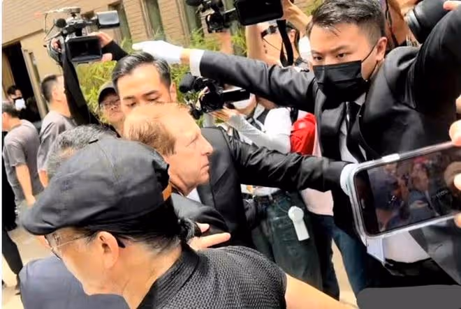 李玟老公神情哀傷,現身李玟出殯現場被圍堵,他說我愛李玟一輩子