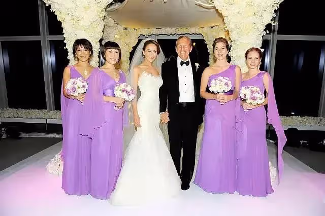 李玟老公神情哀傷,現身李玟出殯現場被圍堵,他說我愛李玟一輩子