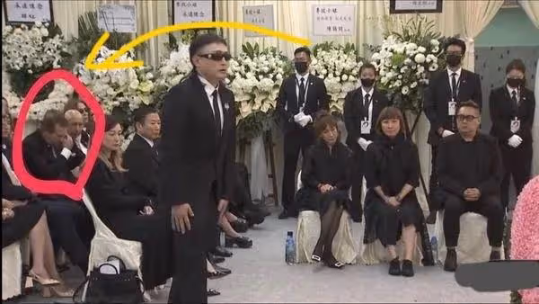 李玟老公偷偷在愛妻追思會上抹眼淚,男歌迷卻舉牌怒吼他是兇手