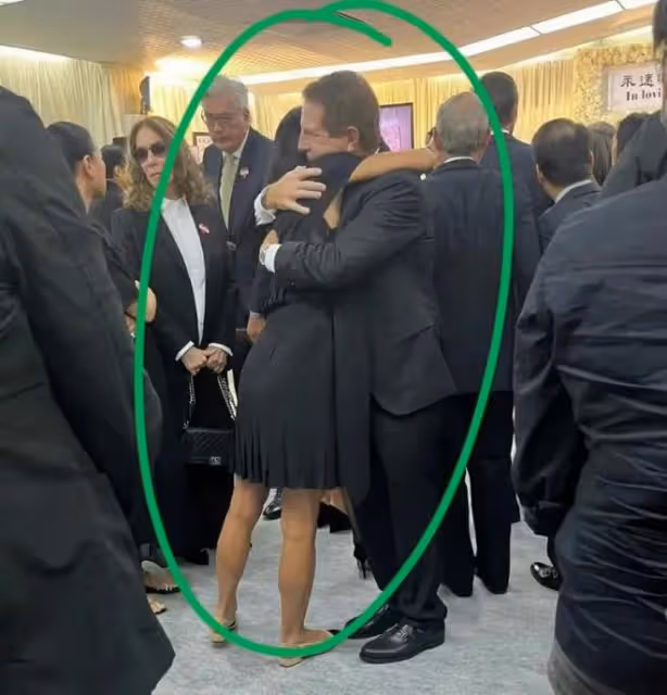 李玟老公偷偷在愛妻追思會上抹眼淚,男歌迷卻舉牌怒吼他是兇手