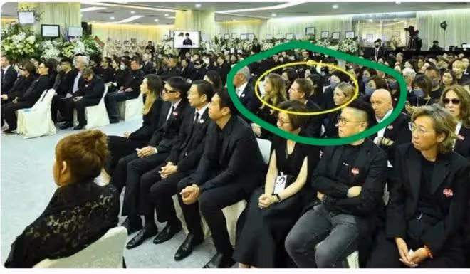 李玟老公偷偷在愛妻追思會上抹眼淚,男歌迷卻舉牌怒吼他是兇手