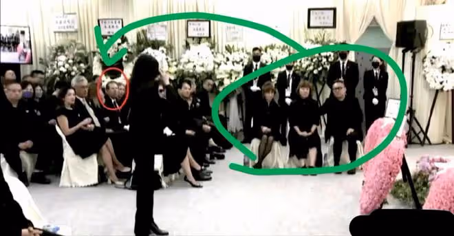李玟老公偷偷在愛妻追思會上抹眼淚,男歌迷卻舉牌怒吼他是兇手