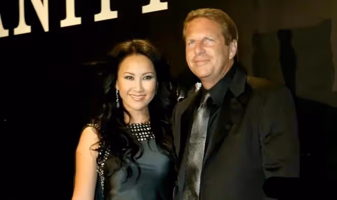 李玟老公偷偷在愛妻追思會上抹眼淚，男歌迷卻舉牌怒吼他是兇手