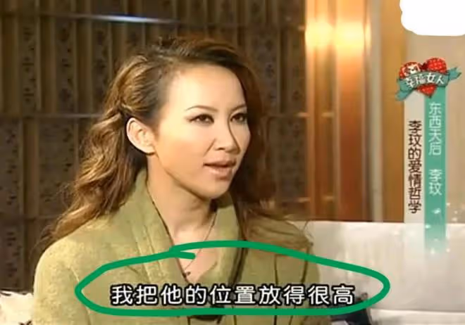 李玟老公偷偷在愛妻追思會上抹眼淚，男歌迷卻舉牌怒吼他是兇手