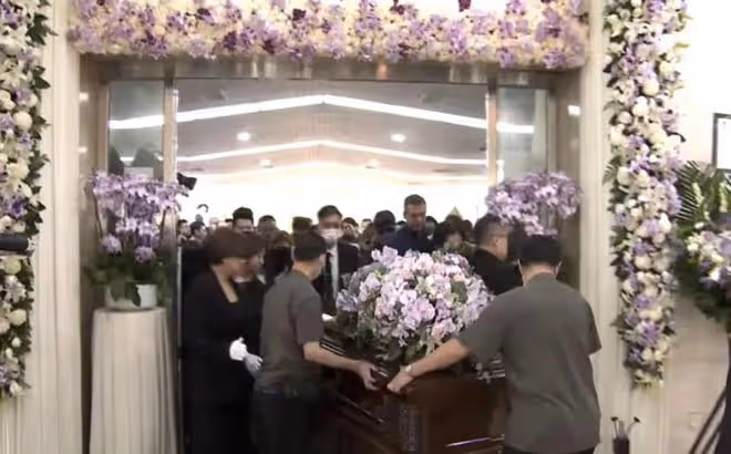 李玟老公偷偷在愛妻追思會上抹眼淚，男歌迷卻舉牌怒吼他是兇手