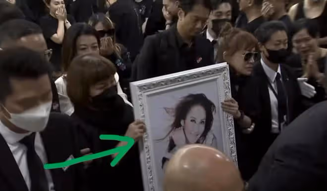 李玟老公偷偷在愛妻追思會上抹眼淚,男歌迷卻舉牌怒吼他是兇手