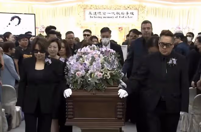 李玟正式出殯，棺木進火化室那一刻姐姐崩潰大哭，李玟老公未出現