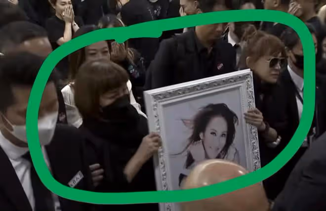 李玟正式出殯，棺木進火化室那一刻姐姐崩潰大哭，李玟老公未出現