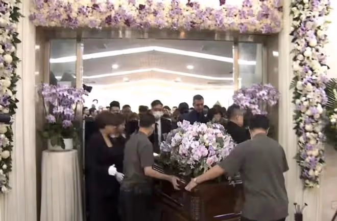 李玟正式出殯，棺木進火化室那一刻姐姐崩潰大哭，李玟老公未出現