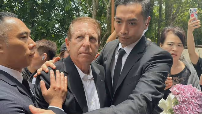 李玟老公,火葬場上一句話,又被罵上熱搜!