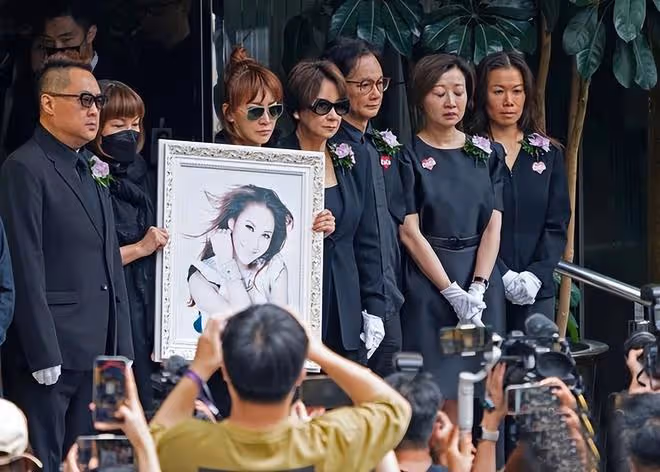 李玟老公再遭爭議,現身火葬場險被粉絲群毆,3名保鏢全力護駕!
