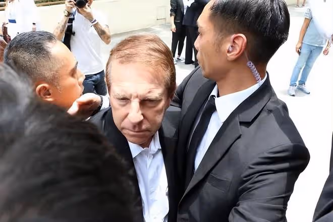 李玟老公再遭爭議,現身火葬場險被粉絲群毆,3名保鏢全力護駕!