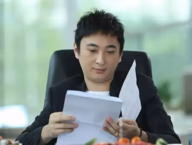 王思聰被曝已當爸,家中哄娃畫面曝光,孩子五官與王校長一模一樣