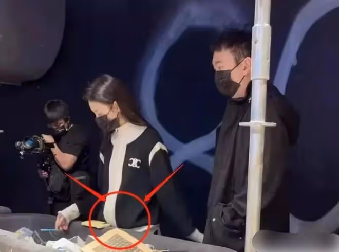 王思聰被曝已當爸,家中哄娃畫面曝光,孩子五官與王校長一模一樣