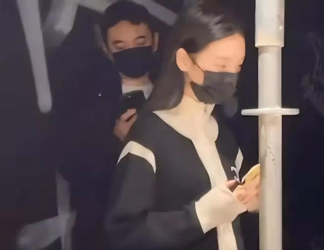 王思聰被曝已當爸,家中哄娃畫面曝光,孩子五官與王校長一模一樣