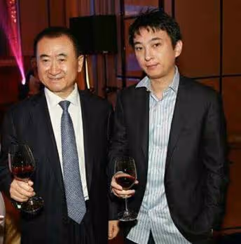王思聰被曝已當爸,家中哄娃畫面曝光,孩子五官與王校長一模一樣