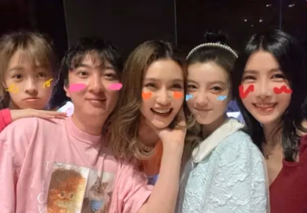 王思聰被曝已當爸,家中哄娃畫面曝光,孩子五官與王校長一模一樣