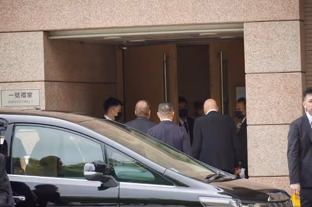 李玟老公:火化儀式結束後被粉絲圍攻,險些挨揍,嚇到面如土色!