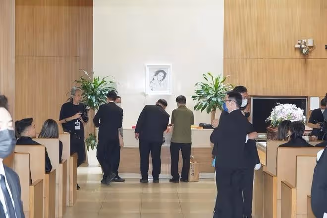 李玟老公:火化儀式結束後被粉絲圍攻,險些挨揍,嚇到面如土色!