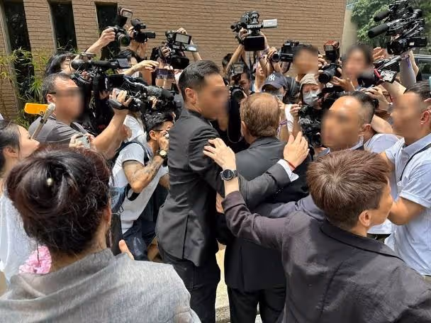 李玟老公:火化儀式結束後被粉絲圍攻,險些挨揍,嚇到面如土色!