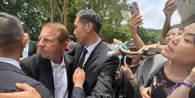 李玟老公:火化儀式結束後被粉絲圍攻,險些挨揍,嚇到面如土色!