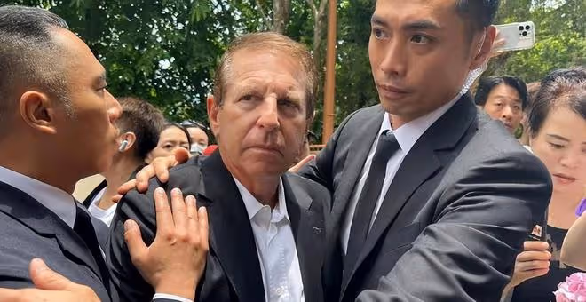 李玟老公:火化儀式結束後被粉絲圍攻,險些挨揍,嚇到面如土色!