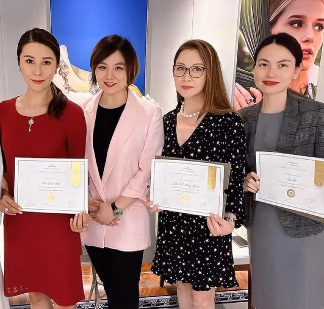 香港知名女星轉行做寶石鑑定,低調復出拍劇,大方承認整過容