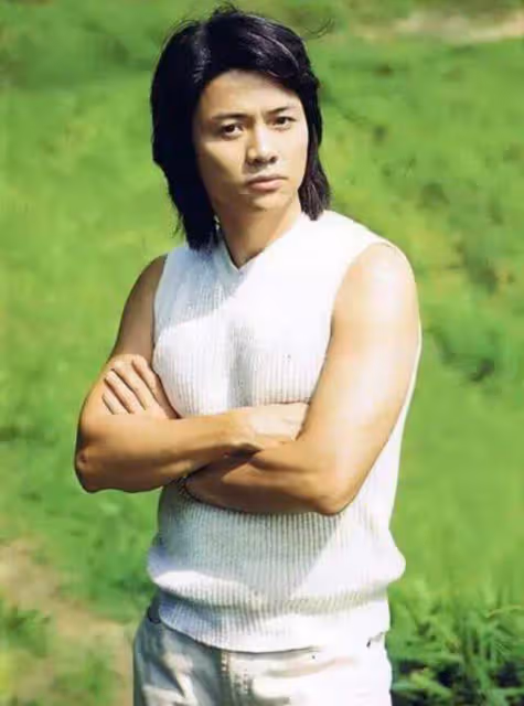 亞視前當家小生近況曝光！現身酒吧商演唱歌破音，被曝出場費5萬