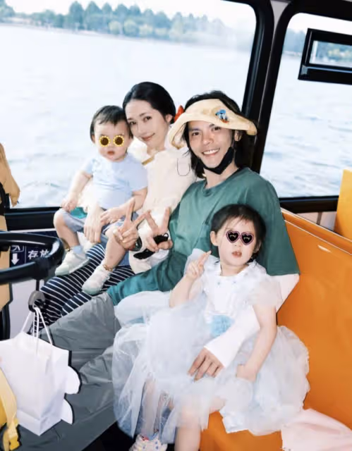 向佐曬一家四口迪士尼度假照,為郭碧婷打傘顯殷勤,兩人眼神拉絲