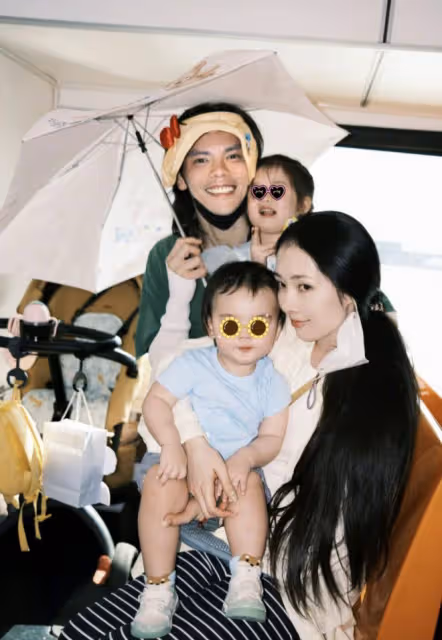 向佐曬一家四口迪士尼度假照,為郭碧婷打傘顯殷勤,兩人眼神拉絲