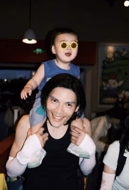 向佐曬一家四口迪士尼度假照,為郭碧婷打傘顯殷勤,兩人眼神拉絲