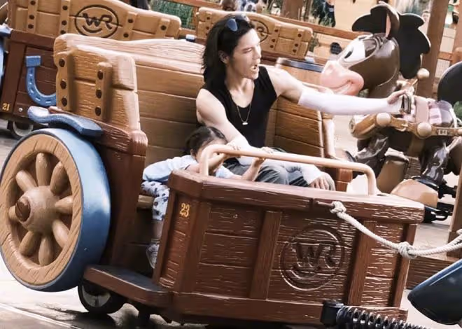 向佐曬一家四口迪士尼度假照,為郭碧婷打傘顯殷勤,兩人眼神拉絲