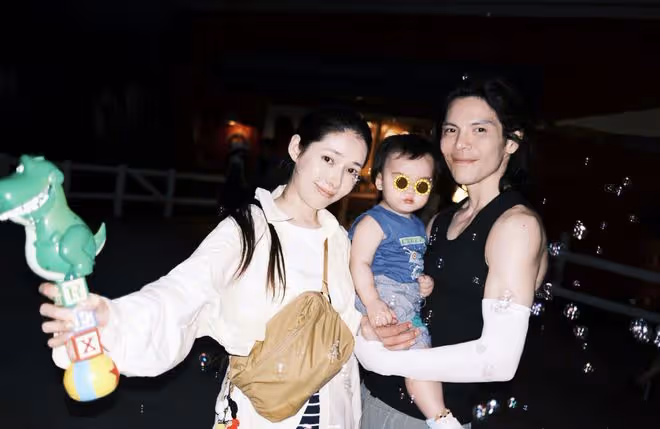 向佐曬一家四口迪士尼度假照,為郭碧婷打傘顯殷勤,兩人眼神拉絲
