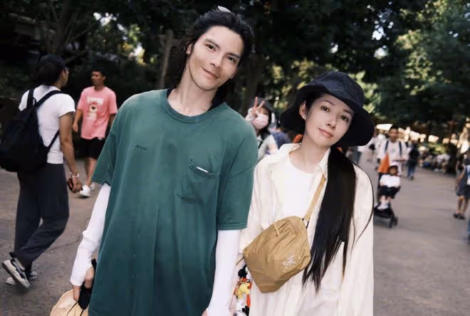 向佐曬一家四口迪士尼度假照,為郭碧婷打傘顯殷勤,兩人眼神拉絲
